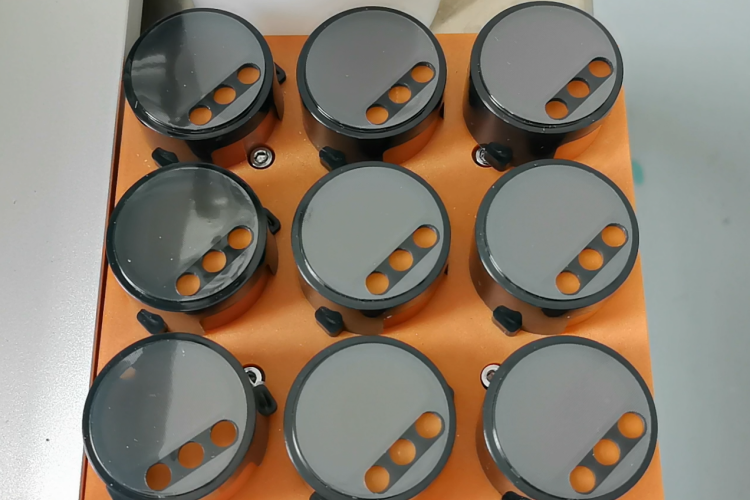 技術革新：塑膠件貼膜機，同步貼9個，塑膠蓋子貼膜機在電子電器行業的應用突破