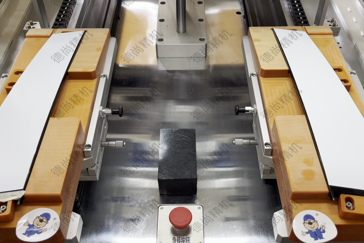 1757312126517824.png 雙工位汽車BC柱貼膜.png